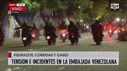 Tensión en la embajada de Venezuela: policías avanzaron contra manifestantes y dejaron dos heridos