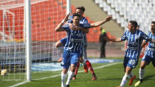 Godoy Cruz jugó casi todo el partido con uno menos y se lo ganó a Estudiantes en la última jugada