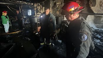 El director periodístico de la Revista Anfibia, Cristian Alarcón, publicó las fotos de lo que dejó el incendio en la redacción (Foto: X @alarconcasanova). El director periodístico de la Revista Anfibia, Cristian Alarcón, publicó las fotos de lo que dejó el incendio en la redacción (Foto: X @alarconcasanova).