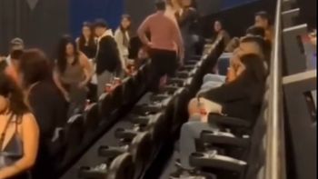 Escándalo en un cine: se pelearon por las butacas, lanzaron gas pimienta y fueron detenidas