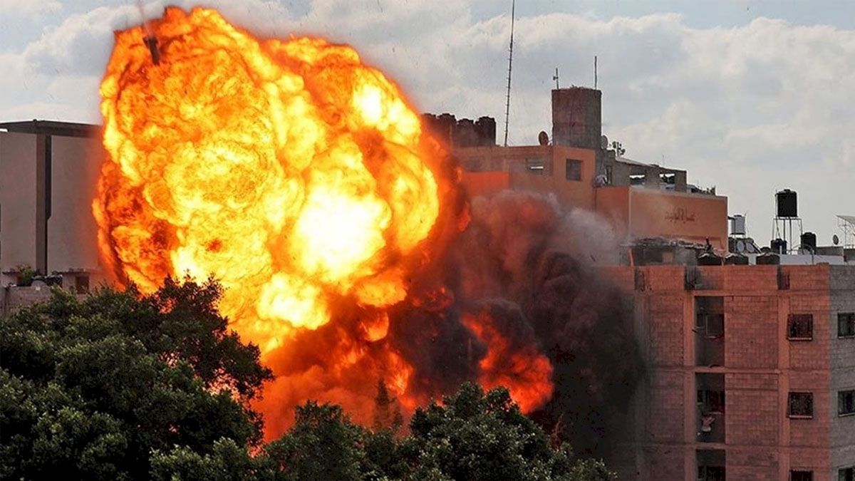 Uno de los cohetes de El Líbano impacta en un edificio israelí. (Foto: Gentileza Hoy)