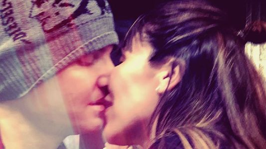 El erótico beso de Santiago del Moro con su mujer María