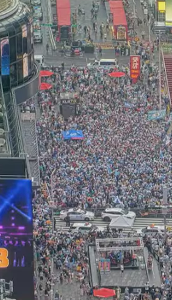 Histórico banderazo argentino en Times Square: miles de hinchas coparon Nueva York antes de la final