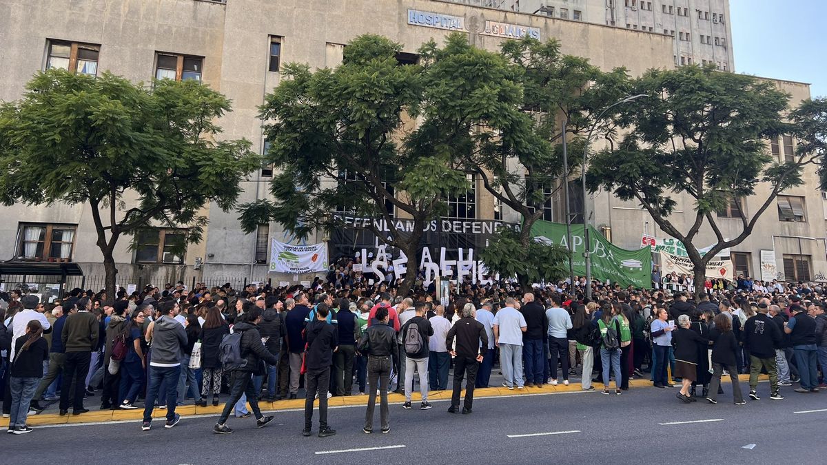 ensión en el Hospital de Clínicas entre médicos y docentes con la Policía de la Ciudad (Foto: X usuario ASB@ASB2509)