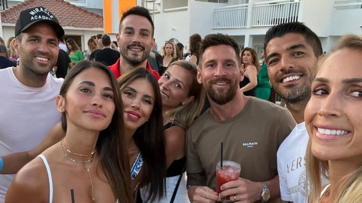 Antonela Rocuzzo y Lionel Messi descansan en Ibiza junto a sus parejas amigas, Cesc F&aacute;bregas y Luis Su&aacute;rez junto a sus esposas.&nbsp;