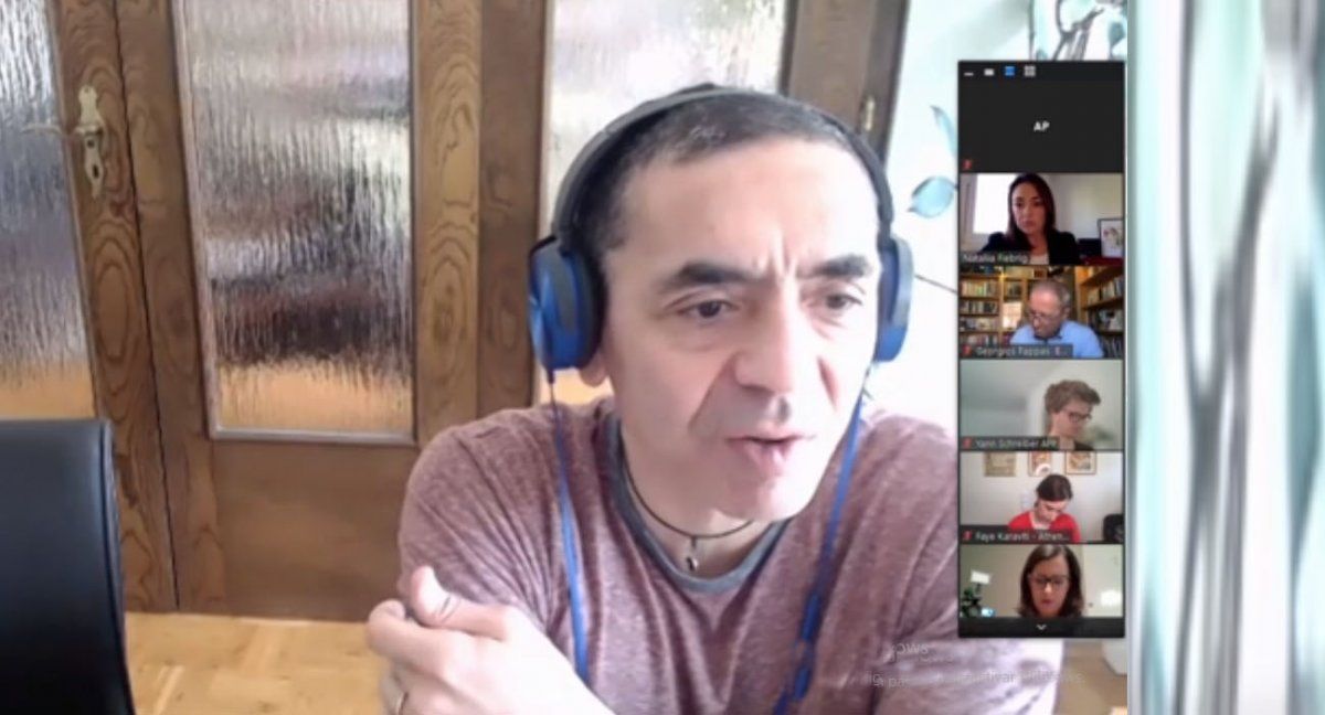 Ugur Sahin, Director del laboratorio BioNTech, anuncia a periodistas la necesidad de un refuerzo de las vacunas (Foto: AP)