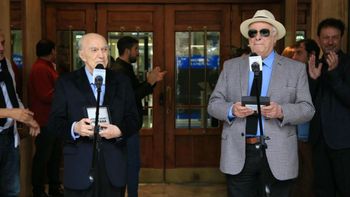 Homenajearon a Héctor Larrea y Cacho Fontana con dos placas con sus nombres