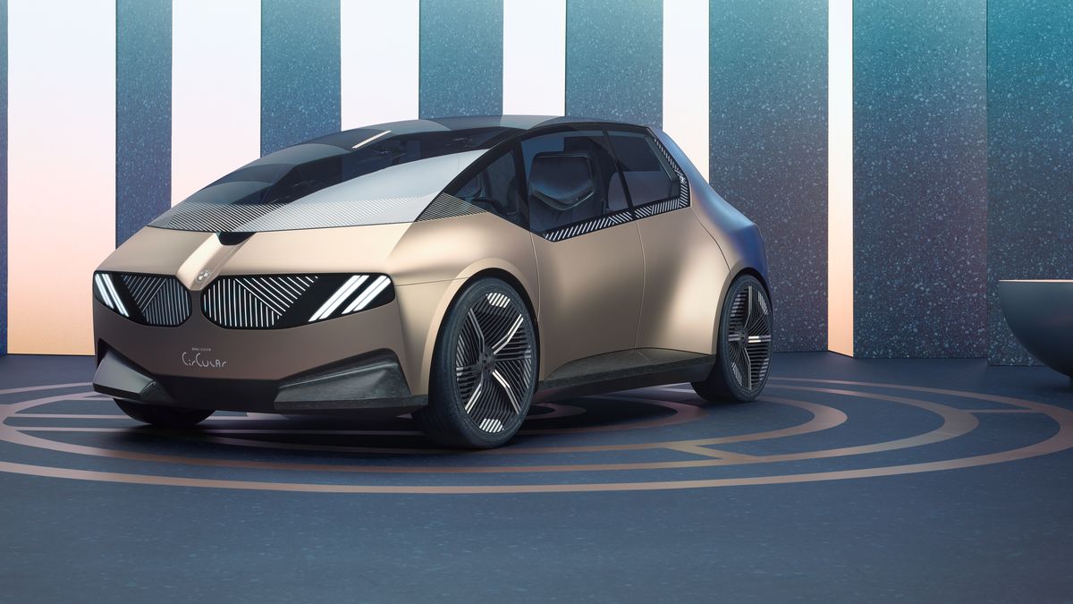 El BMW i Vision Circular de cuatro plazas es totalmente eléctrico y ofrece un amplio espacio interior en una longitud de unos cuatro metros. Además