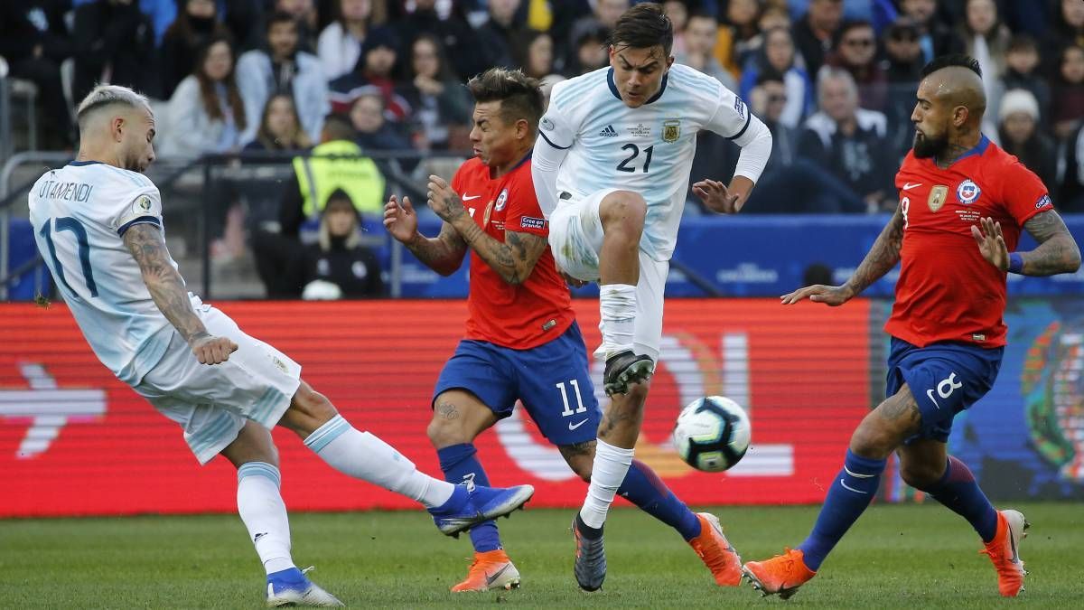 Con una formación de 4-3-3 Argentina podría pararse con Dibu Martinez al arco