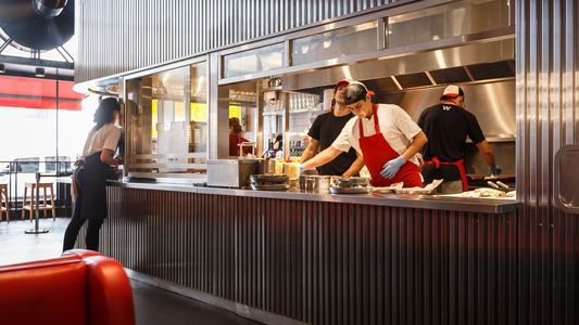 La echaron por una insólita razón de un local de comida rápida, fue a la Justicia y ganó la demanda