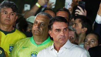 Flávio Bolsonaro denunció que la Justicia de Brasil le prohibió salir del país y le retuvo el pasaporte