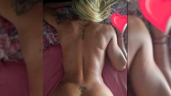 La foto más caliente y ratonera de una famosa: de espaldas y desnuda en la cama