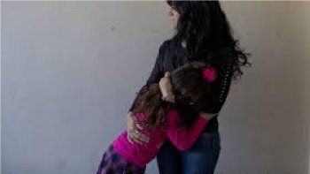 Luana, la primera niña trans en recibir su DNI tras la Ley de Identidad de Género, con su mamá Gabriela.&nbsp;