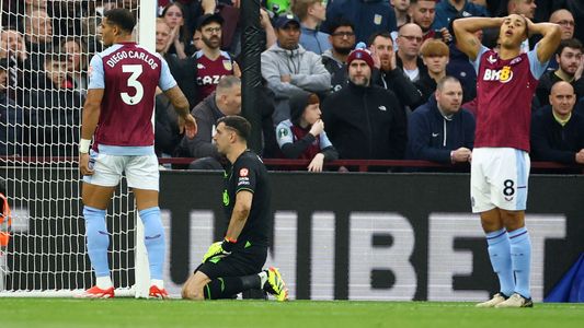 ¡Insólito! El blooper y gol en contra del Dibu Martínez ante Liverpool