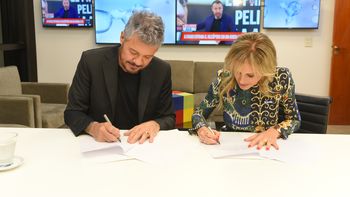 Mariana Fabbiani firmó su contrato con América junto a Marcelo Tinelli