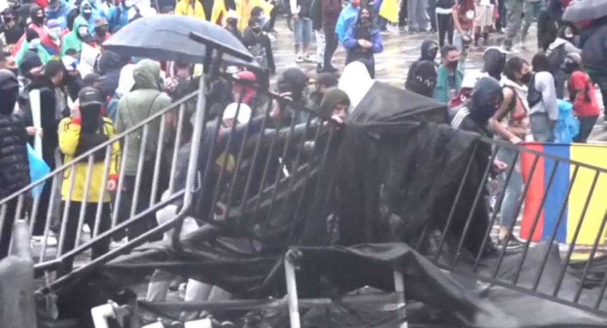Colombia transita una nueva jornada de violencia pese al retiro de la reforma impositiva (Foto: AP).