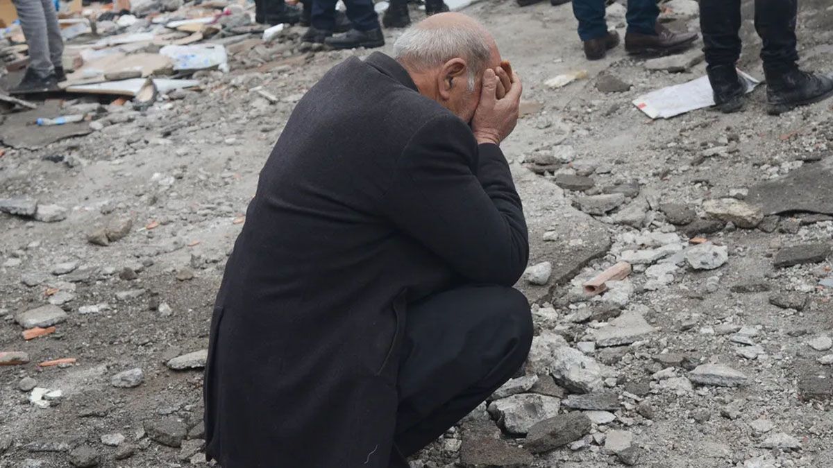 Un adulto llora desconsolado de rodillas sobre los escombros. Perdió a su vivienda por el terremoto en Turquía. (Foto: Gentileza O Globo)
