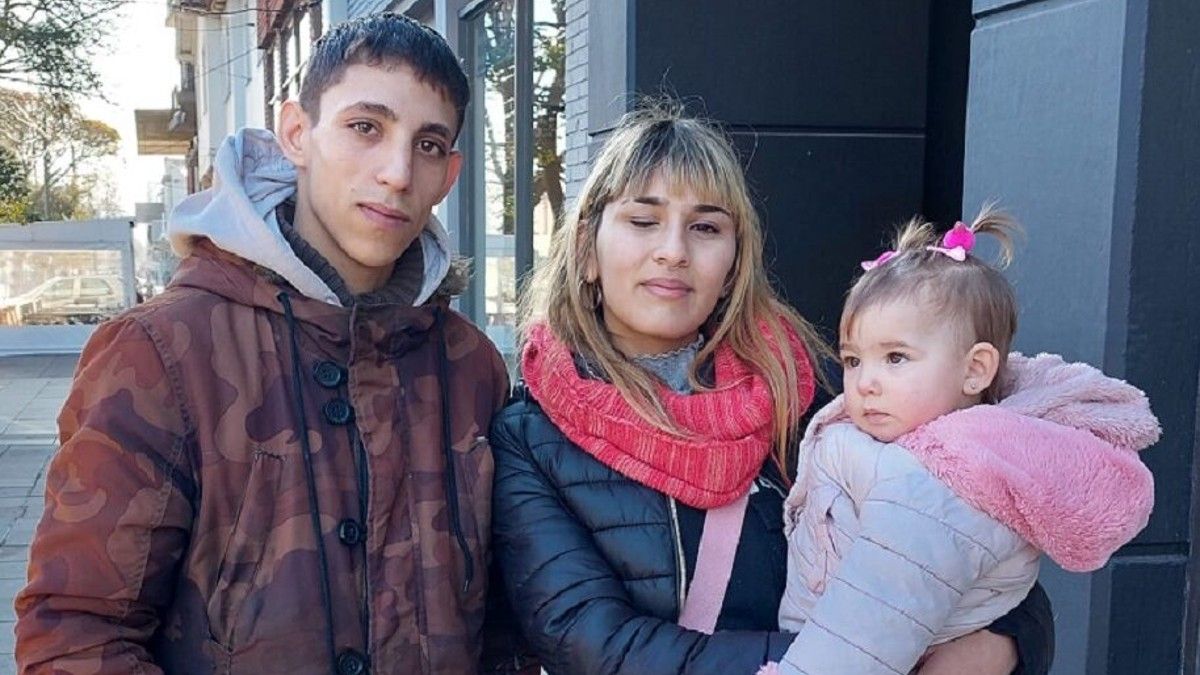 La pareja tomó la decisión de sortear sus celulares para recaudar fondos y así llegar a tener una nueva moto.&nbsp;