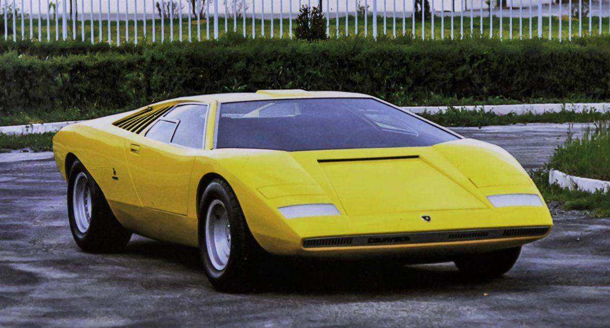 De 1974 a 1990 se produjeron 1.999 Countach en cinco series diferentes