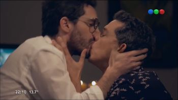 El primer beso entre Michel Noher y Ludovico Di Santo en 100 días para enamorarse