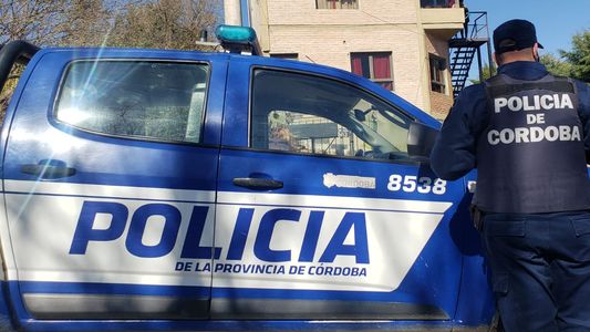 Estaba borracho, se resistió a un control, le mordió un dedo a un policía y se lo tragó: la tremenda foto