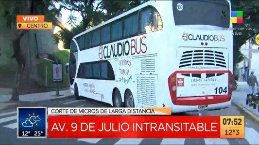 Continúa la protesta de choferes de micros de larga distancia en la avenida 9 de Julio