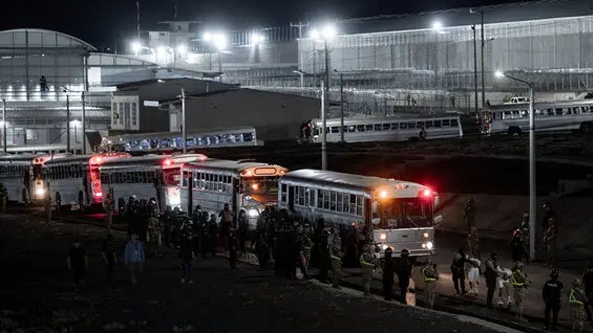 Una caravana de micros para el traslado en El Salvador de los deportados Venezolanos a la cárcel de máxima seguridad de Bukele. (Foto: Gentileza NYTimes)