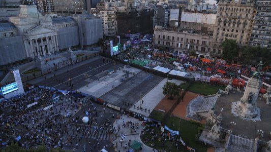 Verdes y celestes: así se vive el debate sobre el aborto en las calles