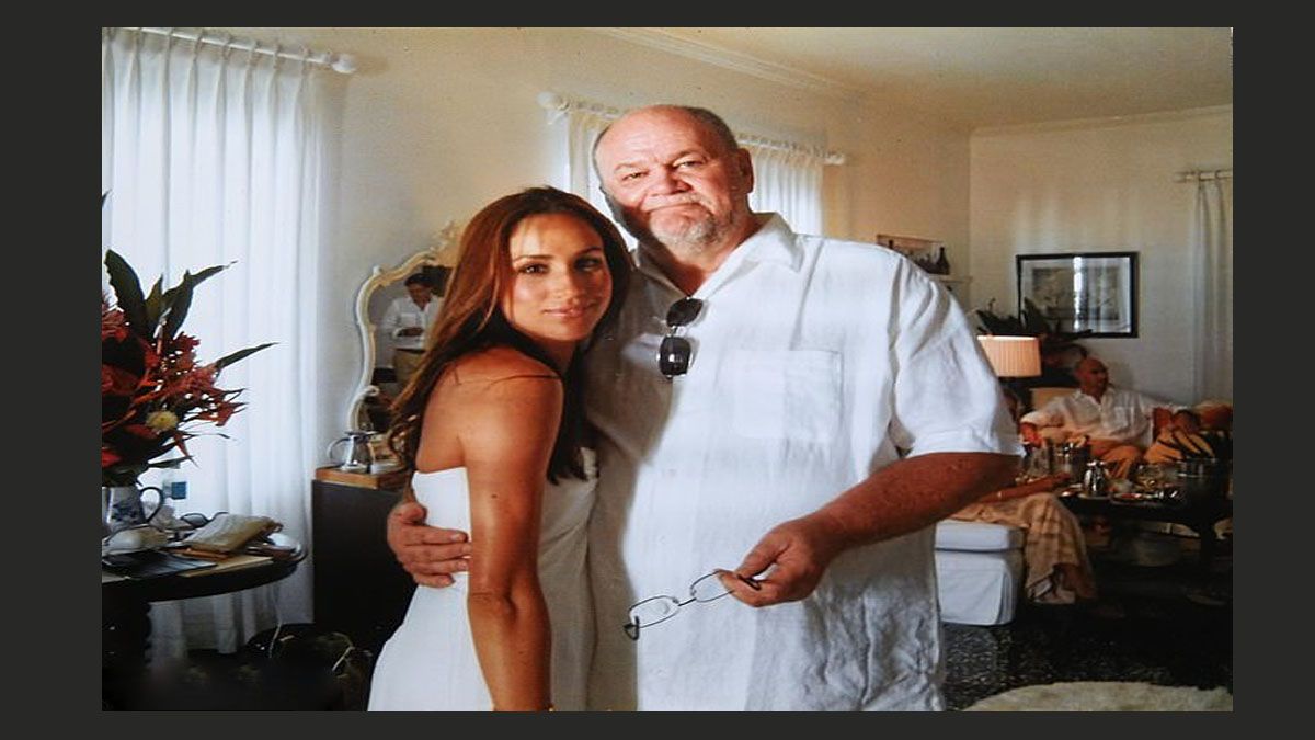 Meghan Markle, con su padre Thomas, que sí concurrió a su primera boda, con el productor Trevor Engelson en 2011 (Foto: Archivo)