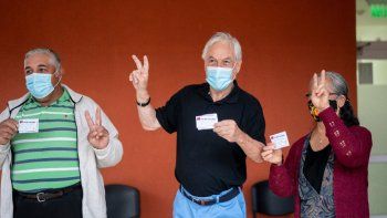 Piñera muestra su certificado de vacunación. El tiempo y las dósis, claves para la inmunidad (Foto: Twitter oficial de Piñera) Piñera muestra su certificado de vacunación. El tiempo y las dósis, claves para la inmunidad (Foto: Twitter oficial de Piñera)