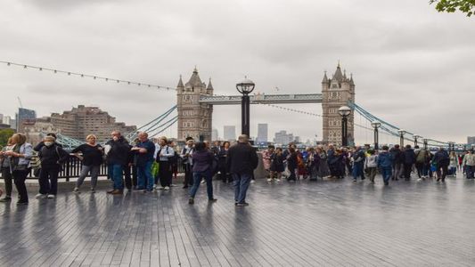 Funeral de la Reina Isabel II en Londres: la fila de despedida fue suspendida y apuñalaron a dos policías