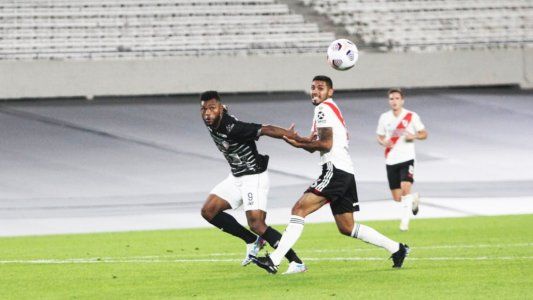 Más grande que el Monumental: el penal que el árbitro no le cobró a Junior en su visita a River