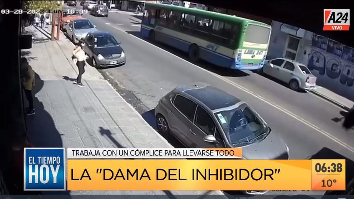 Así operaba la dama del inhibidor junto a un cómplice. (Captura de Tv)