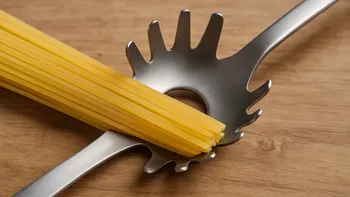 El agujero de la cuchara para pasta: para qué sirve y cuándo ayuda a medir espaguetis