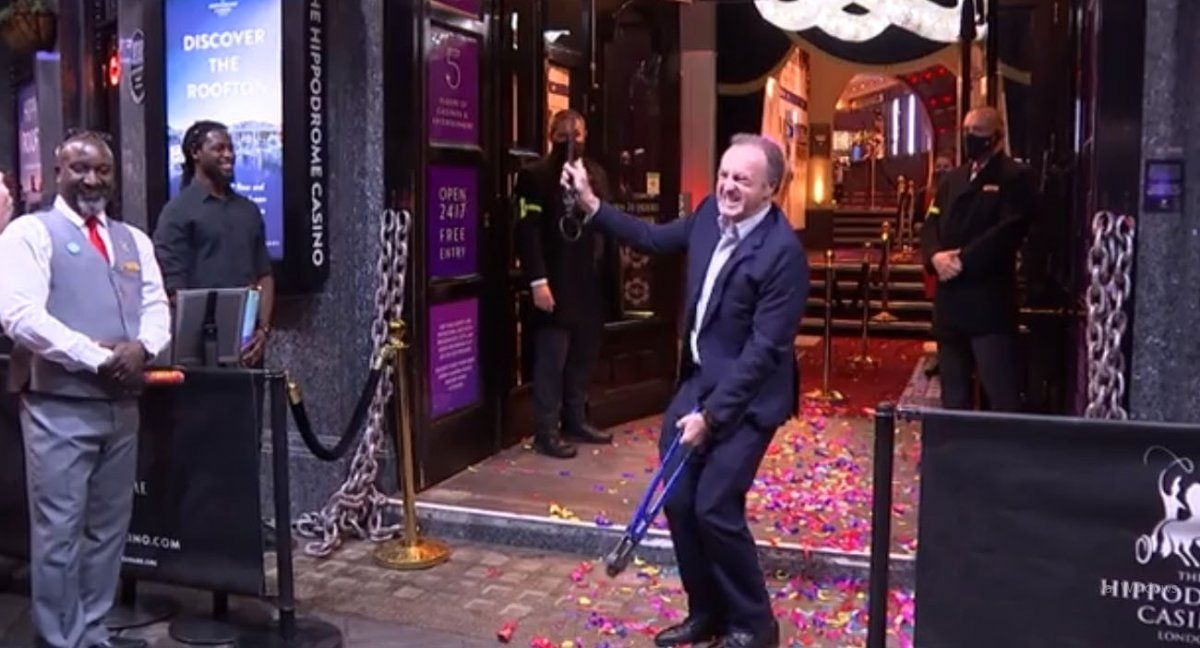 Rotura de cadenas simbólica para abrir un casino en Londres (Foto: AP)