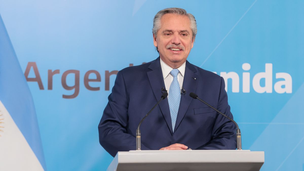 Alberto Fernández anunció la ampliación de las Becas Progresar y agradeció la idea de Máximo Kirchner de un aporte solidario (Foto: Telam).