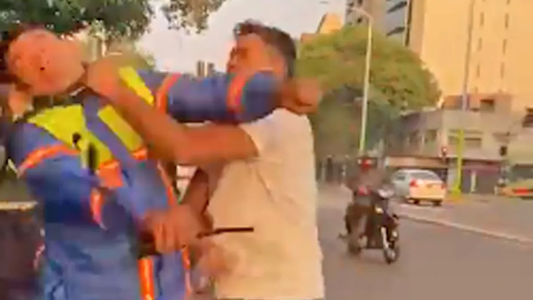 A las piñas en un control de tránsito: El me pegó primero