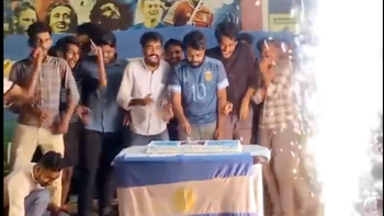 Insólito: en India un grupo de hinchas de la Selección Argentina le festejó el cumple a Messi