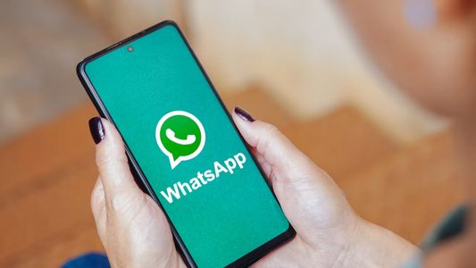 Si usás WhatsApp, este asistente con IA te puede facilitar la vida: programa mensajes y transcribe audios