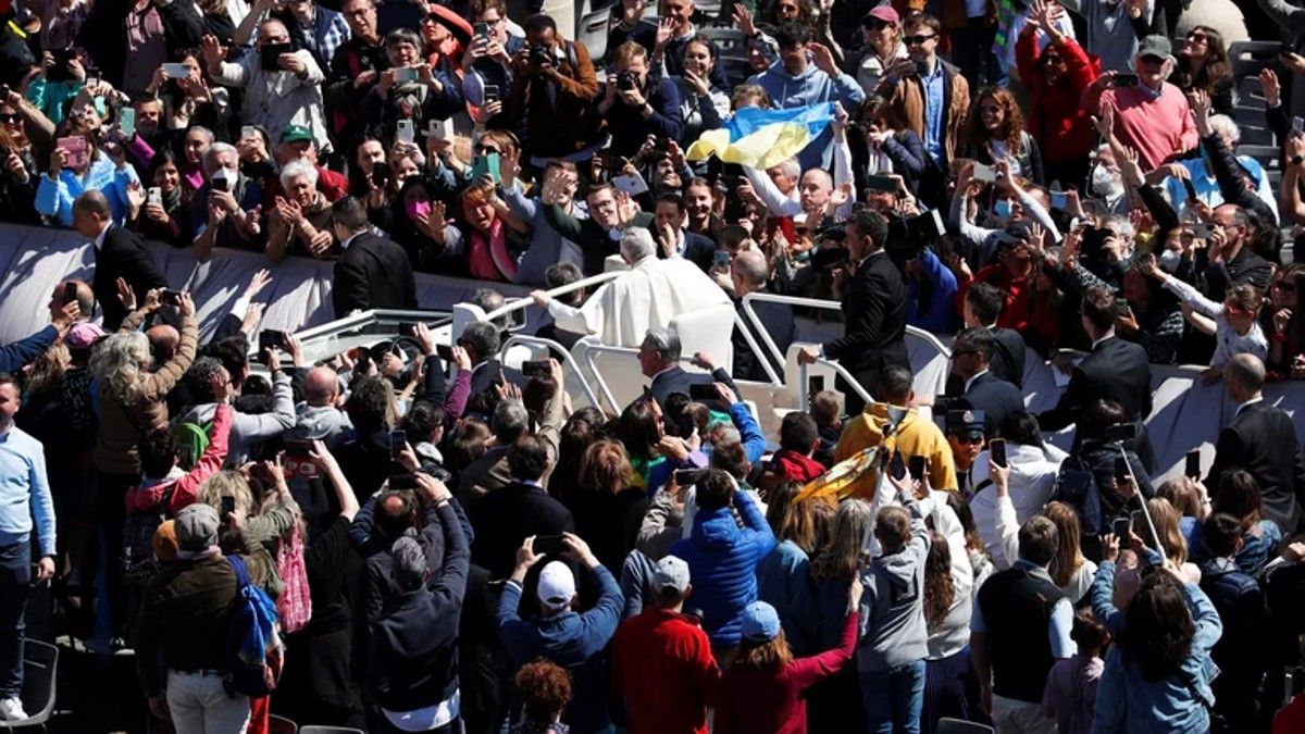 El Papa Francisco recorri&oacute; la plaza de San Pedro en su papam&oacute;vil.&nbsp;