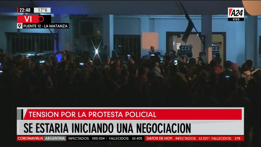 Tras horas de tensión, habría comenzado una negociación entre el Gobierno y los policías bonaerenses
