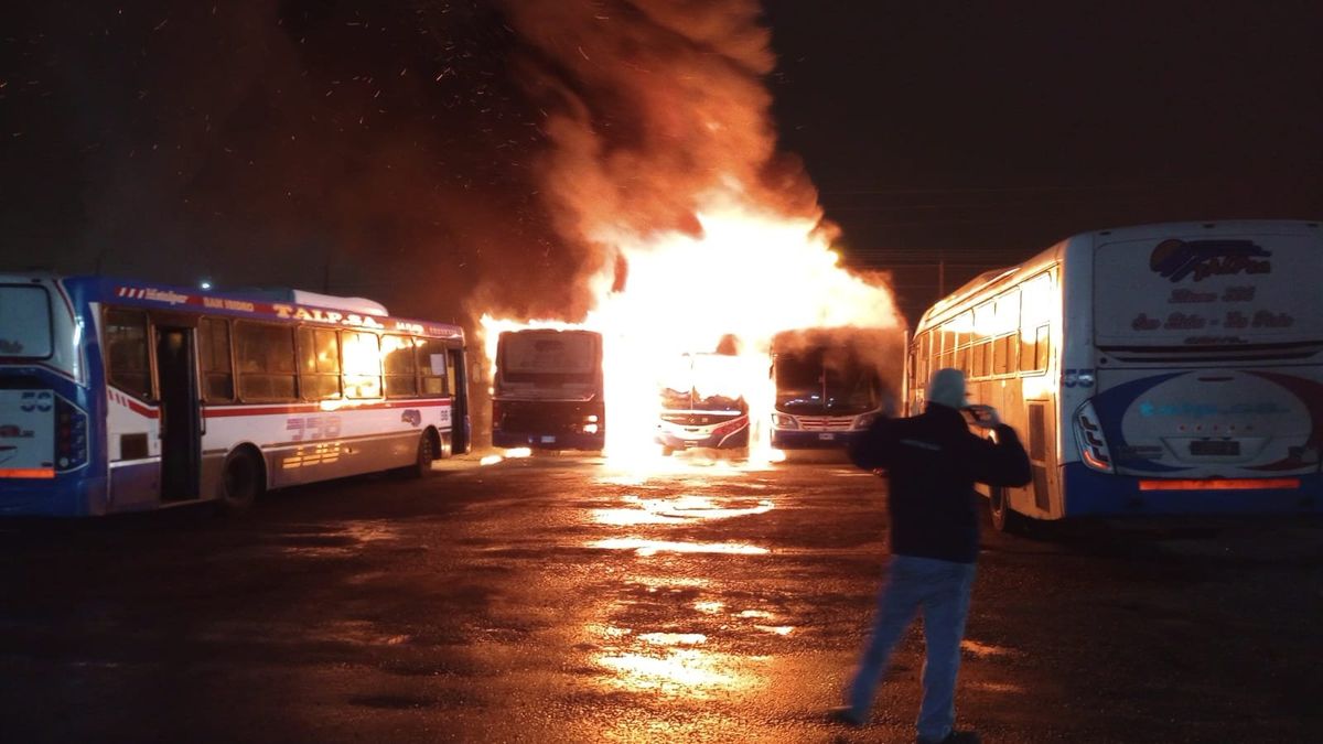 Un voraz incendio en una terminal de colectivos en La Tablada destruyó 20 unidades (Foto: Twitter Walter Verst).