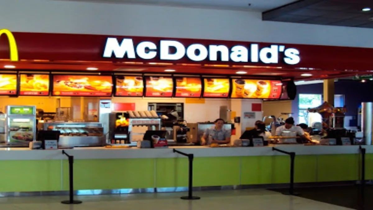 "Cuando el cliente tiene una&nbsp;actitud inapropiada, pero recuerdas que solo ganas 8,50 d&oacute;lares la hora", se lee en la grabaci&oacute;n, en la que el trabajador coloca dicha salsa en lugar de una de caramelo sobre el McFlurry que estaba preparando.