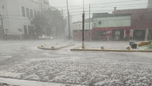 Temporal con granizo en el AMBA y el interior bonaerense: imágenes de las calles anegadas y techos volados