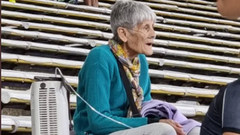 El gran gesto del colombiano Diego Valoyes con la abuela Elvira, una fanática de Talleres