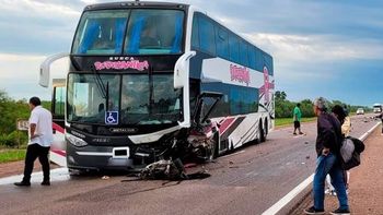Murieron tres personas en un choque entre un micro y un auto en Santiago del Estero