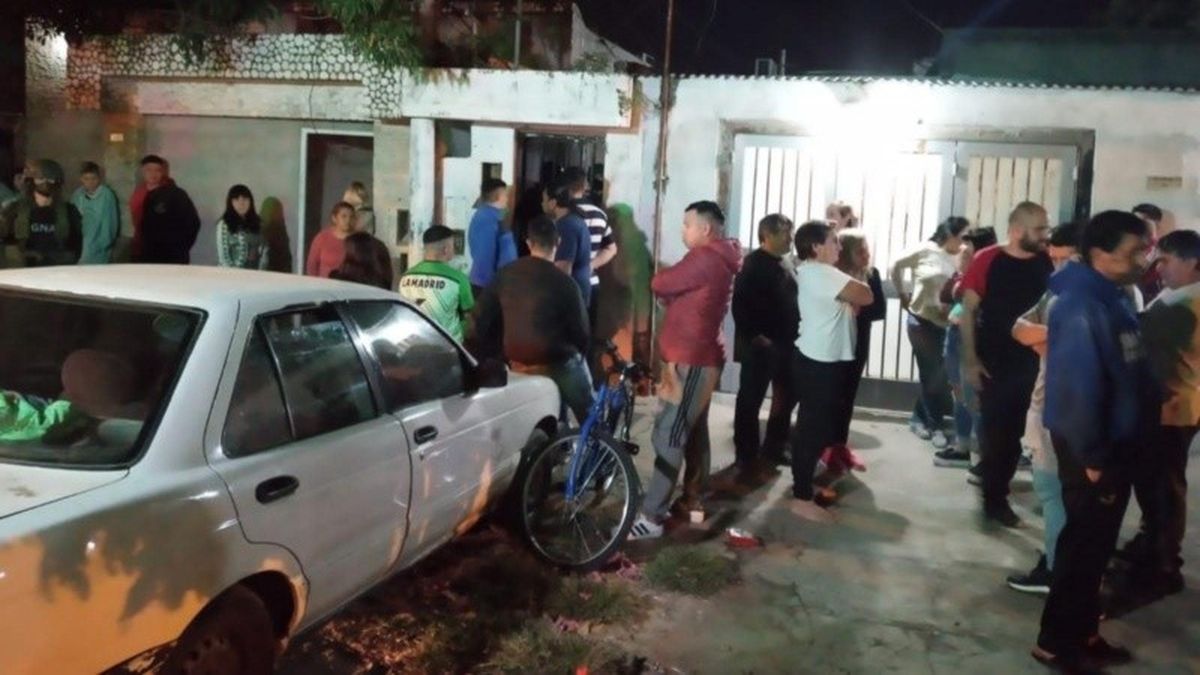 Familiares y vecinos impactados por el tirple crimen al sur de Rosario