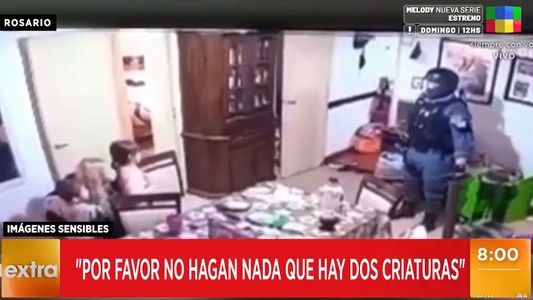 Dramático video: la policía allanó una casa por error mientras una mujer cuidaba de dos nenes