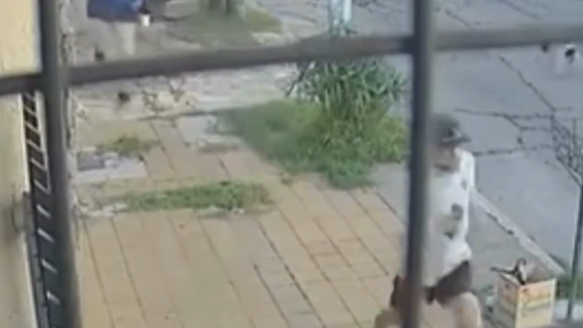 La Matanza: un hombre volvía de dejar a su hijo en el jardín y fue baleado por motochorros