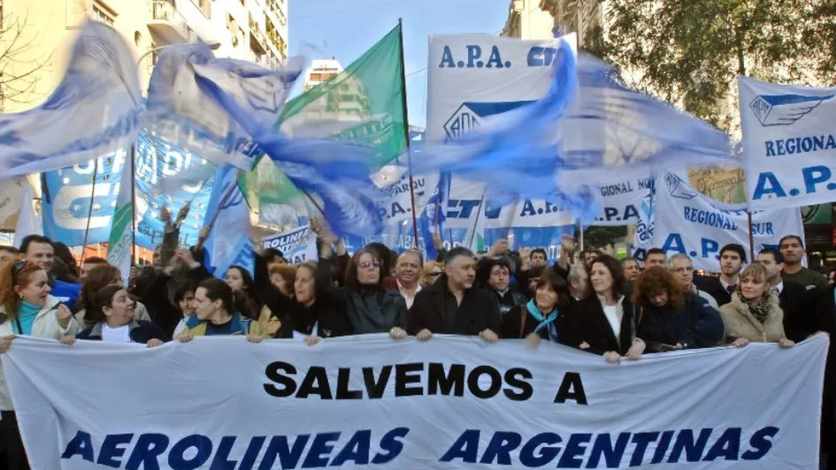 Convocan marcha a Congreso contra la privatización de Aerolíneas Argentinas. (Foto: archivo)